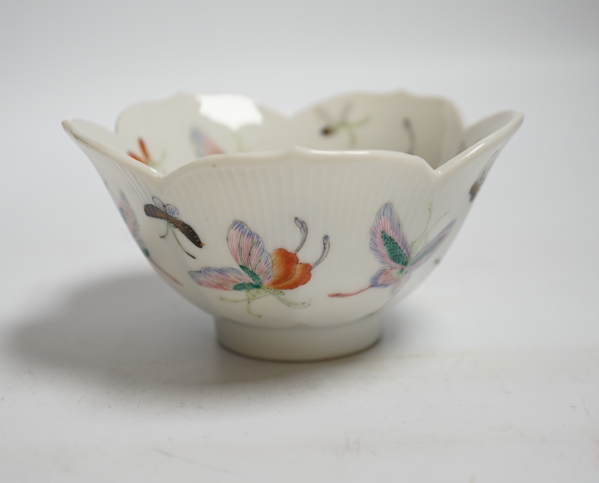 A Chinese porcelain tea bowl decorated with butterflies, probably early 19th century, 11.5cm diameter